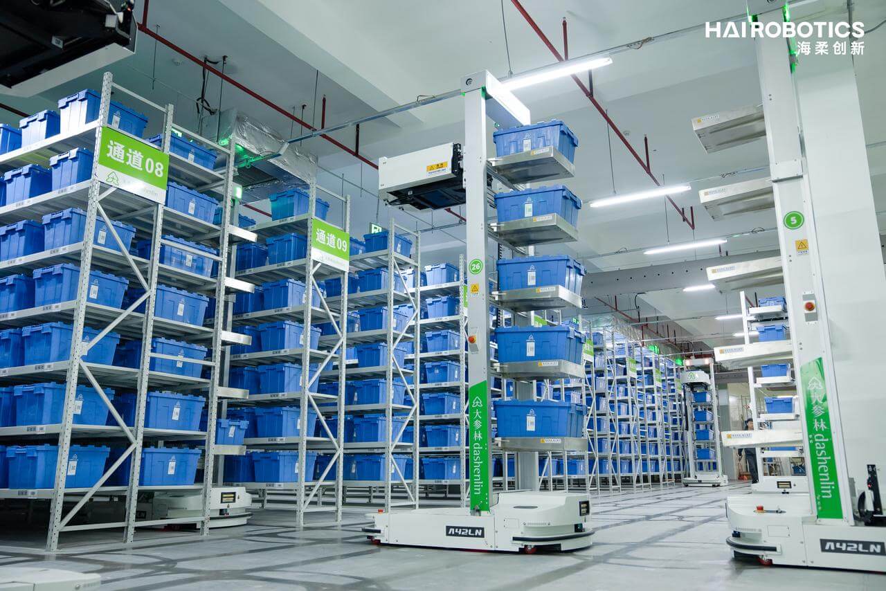 ACR穿梭于仓库中 